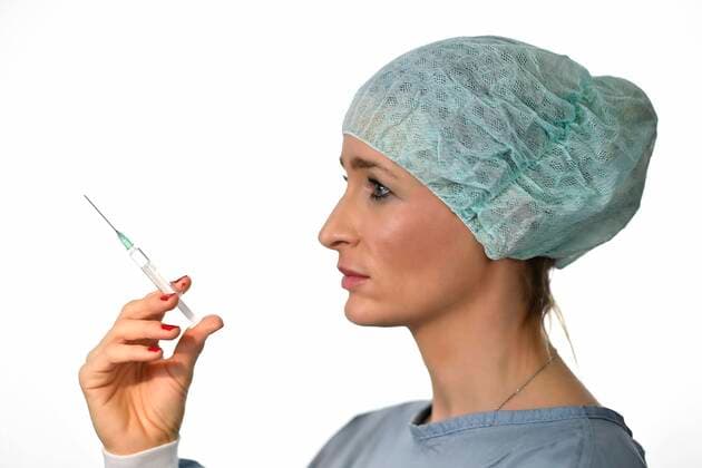 Symbol image Corona vaccine, doctor with syringe, corona crisis, Baden Württemberg, Germany, Europe Copyright: imageBROKER/MichaelxWeber ibximw05909198.jpg
