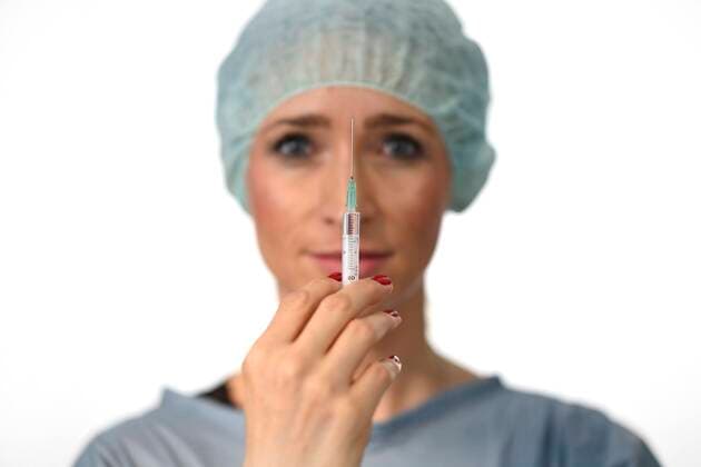 Symbol image Corona vaccine, doctor with syringe, corona crisis, Baden Württemberg, Germany, Europe Copyright: imageBROKER/MichaelxWeber ibximw05909199.jpg