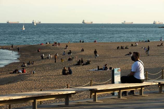 People hang out at La Barceloneta beach, in Barcelona, Spain, 29 October 2020. Catalan Regional Government ordered the closing of the entire region of Catalonia for the next 15 days, decreeing a lockdown in every city for the following weekends in order to fight the coronavirus pandemic. Closing of Catalonia amid coronavirus pandemic !ACHTUNG: NUR REDAKTIONELLE NUTZUNG!  Copyright: xEnricxFontcubertax GRAFCAT3668 20201029-637395962451635216