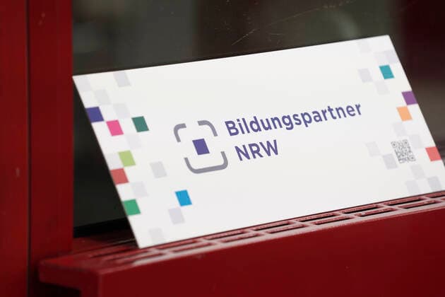 Award of the 1 NRW Education Partner Plaque to the Stadtbibliothek Aktuell, Koeln, 29 10 2020,Photo of the Education Partner Plaque and Certificate for the Stadtbibliothek Koeln Koeln Nordrhein Westfalen Germany