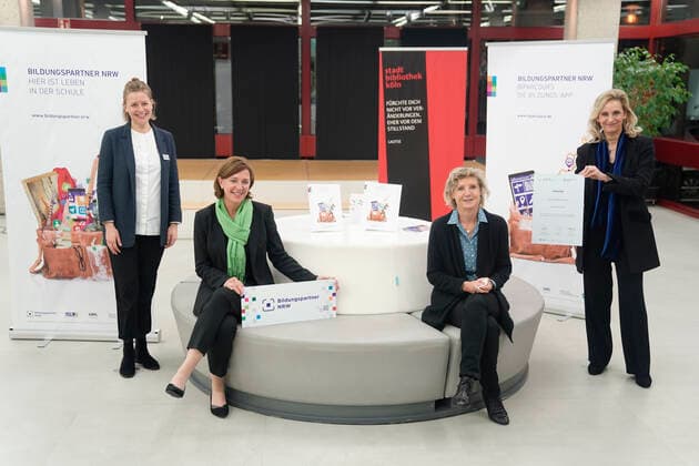 Presentation of the 1 NRW Education Partner Plaque to the Stadtbibliothek Aktuell, Koeln, 29 10 2020, Yvonne Gebauer NRW School and Minister of Education, Ulrike Lubek LVR Director, Dr Hannelore Vogt Director of the Stadtbibliothek Koeln