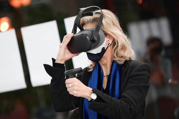 Presentation of the 1 NRW Education Partner Plaque to the Stadtbibliothek Aktuell, Koeln, 29 10 2020, Ulrike Lubek LVR Director with VR glasses at the presentation of the first Education Partner Plaque to the Stadtbibliothek Koeln within the framework of the initiative Bildungspartner NRW Bibliothek und Schul Koeln Nordrhein Westfalen Deutschland