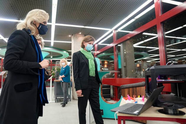 Award of the 1 NRW Education Partner Plaque to the Stadtbibliothek Aktuell, Koeln, 29 10 2020, Yvonne Gebauer NRW Minister of Education and Ulrike Lubek LVR Director,during a tour of the Stadtbibliothek Koeln Koeln Nordrhein Westfalen Germany