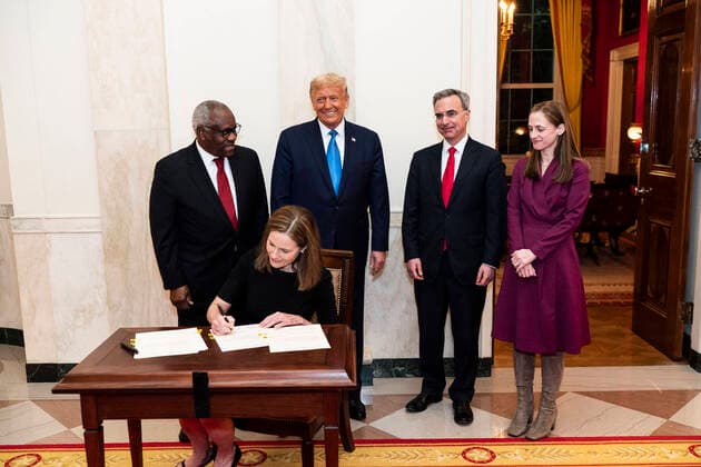 October 26, 2020, Washington, WA, United States of America: U.S President Donald Trump looks on as Judge Amy Coney Barrett signs the oath certificate during a ceremony in the Cross Hall of the White House October 26, 2020 in Washington, DC. Standing left to right are: Supreme Court Associate Justice Clarence Thomas, President Donald Trump, White House Counsel Pat Cipollone, and Deputy White House Counsel Kate Comerford Todd. Washington United States of America - ZUMAp138 20201026_zaa_p138_041 Copyright: xShealahxCraighead WhitexHousex