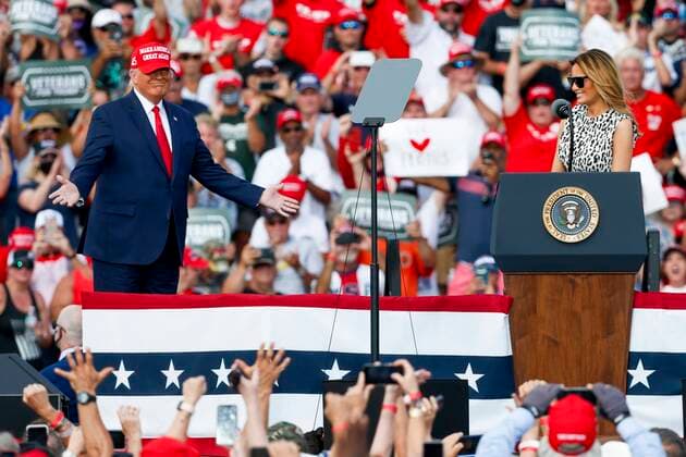 News Bilder des Tages October 29, 2020, Tampa, Florida, USA: President DONALD TRUMP gestures after First Lady MELANIA TRUMP introduces him at a re-election rally outside Raymond James Stadium in Tampa, ahead of the presidential election next week. Tampa USA - ZUMAs70_ 20201029_zan_s70_073 Copyright: xIvyxCeballox