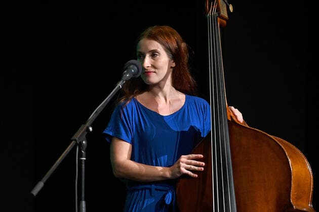 Concert of the music group ALMA, as part of the Salzkammergut Festwochen Gmunden, in the cultural centre AlFa in Steyrermühl Laakirchen in Austria, on 29 10 2020 The picture shows the bass player Marlene Lacherstorfer 2020 Concert of the music group ALMA, as part of the Salzkammergut Festwochen Gmunden, on 29 10 2020