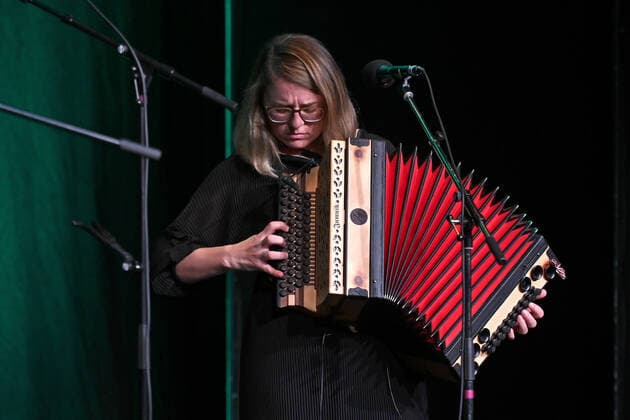 Concert of the music group ALMA, as part of the Salzkammergut Festwochen Gmunden, in the cultural centre AlFa in Steyrermühl Laakirchen in Austria, on 29 10 2020 The picture shows the harmonica player Johanna Dumfart 2020 Concert of the music group ALMA, as part of the Salzkammergut Festwochen Gmunden, on 29 10 2020