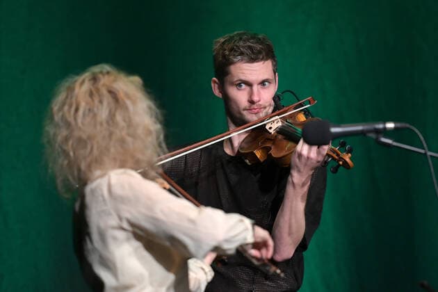 Concert of the music group ALMA, as part of the Salzkammergut Festwochen Gmunden, in the cultural centre AlFa in Steyrermühl Laakirchen in Austria, on 29 10 2020 The picture shows from l n r violinist Julia Lacherstorfer and violinist Matteo Haitzmann 2020 Concert of the music group ALMA, as part of the Salzkammergut Festwochen Gmunden, on 29 10 2020