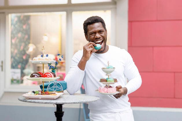 Bilder des Jahres 2020, Entertainment 10 Oktober Entertainment Themen der Woche KW44 Entertainment Bilder des Tages Akeem van Flodrop am Set der RTL-Serie Unter uns wo er ab dem 02.11.2020 als Konditormeister Theo Weigel in der Konditorei Weigel zu sehen sein wird. Köln, 29.10.2020 *** Akeem van Flodrop on the set of the RTL series Unter uns where he will be seen from 02 11 2020 as master confectioner Theo Weigel in the confectionery Weigel Cologne, 29 10 2020 Foto:xC.xHardtx xFuturexImage