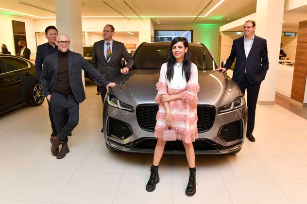 Bilder des Jahres 2020, Entertainment 10 Oktober Uwe Dinnebier, Jürgen Vogel, Jan-Kas van der Stelt, Collien Ulmen-Fernandes und Hanno Kirner beim Showroom Opening und bei der Deutschlandpremiere des Jaguar F-PACE im Autohaus Dinnebier. Berlin, 29.10.2020 *** Uwe Dinnebier, Jürgen Vogel, Jan Kas van der Stelt, Collien Ulmen Fernandes and Hanno Kirner at the showroom opening and the German premiere of the Jaguar F PACE at Autohaus Dinnebier Berlin, 29 10 2020 Foto:xF.xKernx xFuturexImage