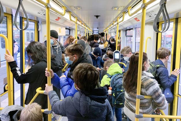 People in public transport It is not possible to keep a distance in trams, Bonn, 27 10 2020 Bonn Germany Copyright: xUtexGrabowsky photothek.netx