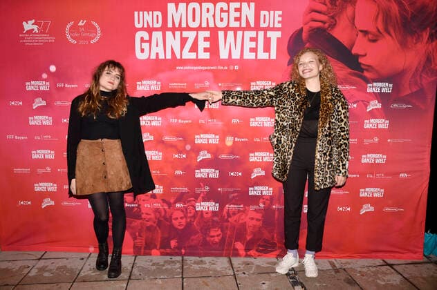 Bilder des Jahres 2020, Entertainment 10 Oktober Entertainment Themen der Woche KW44 Mala Emde und Luisa-Celine Gaffron bei der Preview des Kinofilms Und morgen die ganze Welt im City Kino. München, 29.10.2020 *** Mala Emde and Luisa Celine Gaffron at the preview of the feature film Und morgen die ganze Welt at City Kino Munich, 29 10 2020 Foto:xS.xAdamx xFuturexImage