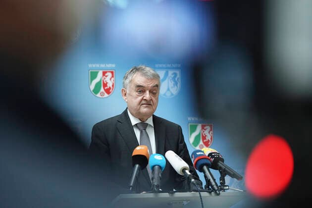 News Bilder des Tages Pressestatement von NRW Innenminister Herbert Reul zur Corona Einsatzkonzeption Aktuell; Duesseldorf, 30.10.2020, NRW Innenminister Herbert Reul (CDU) bei seinem Pressestatement zur Einsatzkonzeption der Polizei in Nordrhein-Westfalen zur Ueberwachung der Corona Regeln. Duesseldorf Nordrhein-Westfalen Deutschland *** Press statement of NRW Minister of the Interior Herbert Reul on the corona deployment concept Current Duesseldorf, 30 10 2020, NRW Minister of the Interior Herbert Reul CDU at his press statement on the deployment concept of the police in North Rhine-Westphalia for monitoring the corona rules Duesseldorf North Rhine-Westphalia Germany