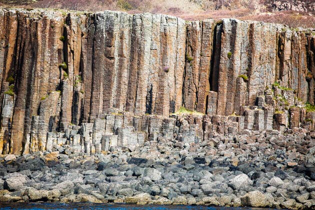 Basalt column formations and rocks at coastal area, Isle of Ulva, Scotland Isle of Ulva Scotland  Copyright: xPimxLeonardsx (00060569)