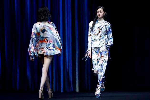 Bilder des Jahres 2020, Entertainment 10 Oktober Entertainment Themen der Woche KW44 Entertainment Bilder des Tages BEIJING, CHINA - OCTOBER 30: Models showcase designs on the runway during DEMAINZ collection show by designer Chen Zhihua on day 7 of China Fashion Week 2021 Spring Summer at 751D.PARK on October 30, 2020 in Beijing, China.  Copyright: xVCGx CFP111304656900
