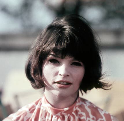 01.08.1965, Berlin, GER - Angelica Domroese, Schauspielerin. (Angelica Domroese, aussen, Aussenaufnahme, Berlin, Blick in die Kamera, Blickkontakt, DDR, deutsch, Deutsche Demokratische Republik, Deutschland, Domroese, Europa, europaeisch, Fernsehen, Film, Filmschauspielerin, GDR, historisch, Kamerablick, Mensch, Persoenlichkeit, Person, pmscartandhistory, Portraet, Portrait, QF, Quadrat, Querformat, Schauspielerin, Theaterschauspielerin, Westeuropa, Zeitdokument, Zeitgeschichte) 650801D452ANGELICA_DOMROESE.JPG *** 01 08 1965, Berlin, GER Angelica Domroese, actress Angelica Domroese, exterior, exterior view, Berlin, look into the camera, eye contact, GDR, German, German Democratic Republic, Germany, Domroese, Europe, European, television, f