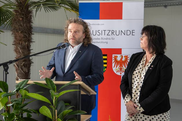 Große Lausitzrunde zu Entwicklungsstrategie DEU Sachsen Schwarze Pumpe Â Christine Herntier und Torsten Pötzsch : Am Montag, 19. Oktober 2020, fand im Dock3 Lausitz am Industriepark Schwarze Pumpe die Konferenz der Großen Lausitzrunde statt. In ihrer Eröffnungsrede betonte Christine Herntier, Sprecherin des kommunalen Bündnisses von Lausitzer Bürgermeistern und Gemeindevertretern die anhaltende Bedeutung der Lausitzrunde im Prozess des Strukturwandels. Behandelt wurden zudem die Themen Entwicklungsstrategie und Ansiedlungsoffensive Lausitz. Das neue Kompetenz- und Gründerzentrum Dock3 in Schwarze Pumpe. Es wude im Auftraggeber des Zweckverbandes Industriepark Schwarze Pumpe 2020 eröffnet, es liegt auf der Landesgrenze von Sachsen