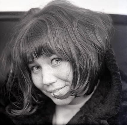01.06.1965, Berlin, GER - Regina Thoss, Saengerin. (Berlin, Blick in die Kamera, Blickkontakt, DDR, deutsch, Deutsche Demokratische Republik, Deutschland, Europa, europaeisch, GDR, innen, Innenaufnahme, Kamerablick, Persoenlichkeit, Portraet, Portrait, QF, Quadrat, Querformat, Radiomoderatorin, Regina Thoss, s w, Saengerin, Schlagersaengerin, schwarz weiss, schwarz-weiss, Schwarzweiss, Studio, Studioaufnahme, Thoss, Westeuropa, Zeitdokument, Zeitgeschichte) 650601D106REGINA_THOSS.JPG *** 01 06 1965, Berlin, GER Regina Thoss, singer Berlin, look into the camera, eye contact, GDR, German, German Democratic Republic, Germany, Europe, European, GDR, inside, interior, interior view, camera view, personality, portrait, Portrait, QF, square, land