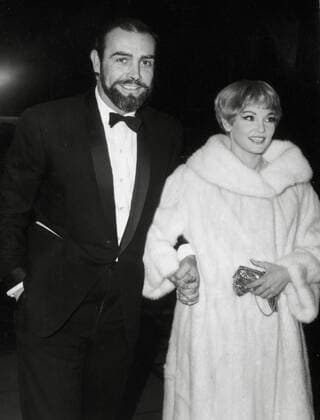 Sean Connery and his wife Diane Cilento arriving at a film premiere in the UK (1964) File Reference 33751_312THA Los Angeles CA  Copyright: xCinemaxLegacyxCollection ThexHollywoodxArchivex 33751_312THA