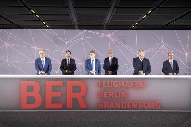 Bilder des Jahres 2020, News 10 Oktober News Themen der Woche KW44 News Bilder des Tages V.l.n.r.: Carsten Spohr, Lufthansa Vorstandsvorsitzender, Andreas Scheuer, Bundesminister fuer Verkehr und digitale Infrastruktur, Engelbert Luetke Daldrup, Vorsitzender der Geschaeftsfuehrung Flughafen Berlin Brandenburg GmbH, Dietmar Woidke, Ministerpraesident von Brandenburg, Johan Lundgren, EasyJet-CEO, und Michael Mueller, Regierende Buergermeister von Berlin, aufgenommen im Rahmen der Eroeffnung des Flughafens Berlin Brandenburg Willy Brandt Terminal 1. Berlin, 31.10.2020. Berlin Deutschland *** V l n r Carsten Spohr, Chairman of the Lufthansa Executive Board, Andreas Scheuer, Federal Minister of Transport and Digital Infrastructure, Engelbert Luetke Daldrup, Chairman of the Management Board of Flughafen Berlin Brandenburg GmbH, Die Copyright: xJaninexSchmitz photothek.netx