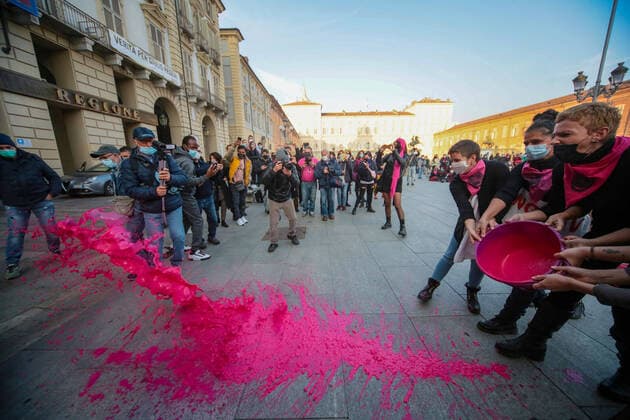 Bilder des Jahres 2020, News 10 Oktober News Themen der Woche KW44 News Bilder des Tages turin,piazza Castello event organized by Non una di less against the anti-abortion circular of the Piedmont Region. Some women throw paint at the headquarters of the Piedmont region. (turin - 2020-10-31, costa1ftg) p.s. la foto e utilizzabile nel rispetto del contesto in cui e stata scattata, e senza intento diffamatorio del decoro delle persone rappresentate  Copyright: xcosta1ftgx xFOTOGRAMMAx
