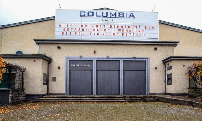 Bilder des Jahres 2020, News 10 Oktober News Themen der Woche KW44 News Bilder des Tages Columbia Halle geschlossen Berlin, 31.10.2020: Konzerthaeuser und Veranstaltungsraeume muessen aufgrund der neuen Corona-Verordnungen ab 02.11.20 wieder schliessen. Schriftzug an Columbia Halle zeigt: Hier eroeffnet demnaechst ein Getraenkemarkt - wenn uns die Politik nicht rettet!! Berlin Deutschland Columbia Halle *** Columbia Hall closed Berlin, 31 10 2020 Concert halls and event venues must close again due to the new Corona regulations from 02 11 20 Writing on Columbia Hall shows Here a beverage market will open soon if politics does not save us Berlin Germany Columbia Hall