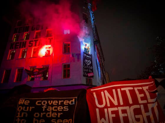 Bilder des Jahres 2020, News 10 Oktober News Themen der Woche KW44 News Bilder des Tages Interkiezionale Demonstration am 31. Oktober 2020 in Berlin-Friedrichshain Interkiezionale Demonstration am 31. Oktober 2020 in Berlin-Friedrichshain - Der Protest richtet sich gegen Genrtifizierung sowie dem Rot Rot Grünen Senat Die Demonstration zog sich vom S Bahnhof Warschauer Straße bis zum Bensarinplatz wo die Demonstration aufgelöst wurde - Die Route führte an meheren Szeneobjekten vorbei unteranderem auch die Liebig34. Es kam zu vereinzelten Flaschenwürfen und Steinwürfen sowie dem gehäuften Abbrenenn von Pyrotechnik Die Demonstration zieht an einem HAus vorbei aus welchen Solidaritätsbekundungen kommen in Form von Plakaten und Pyrotechnik. Berlin Friedrichshain Berlin Germany *** Inter-Kiezionale Demonstration on Octo
