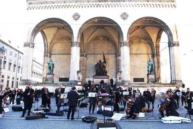 Bilder des Jahres 2020, Entertainment 10 Oktober Entertainment Themen der Woche KW44 Entertainment Bilder des Tages Solisten Muenchen 31.10.20 Odeonsplatz Mozarts Requiem in d- moll KV 626 -Eine Trauerfeier fuer Kultur-Begann 5 nach 12 Uhr -Andrea Fessmann Dirigentin- Leitung Muenchen *** Solisten Muenchen 31 10 20 Odeonsplatz Mozarts Requiem in d minor KV 626 A Funeral for Culture Began 5 after 12 pm Andrea Fessmann Conductor Conductor Munich