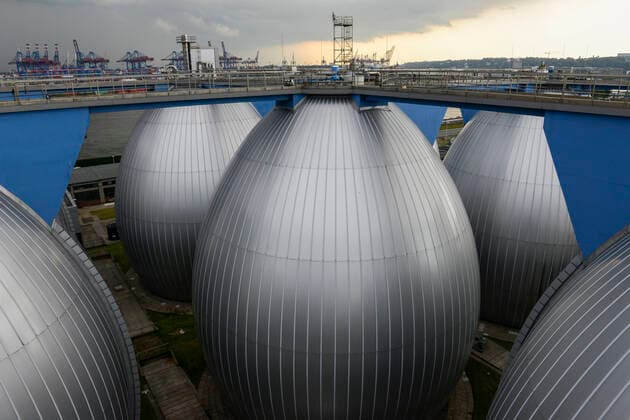 IMAGO Nature: Unsere Erde, Umweltverträgliche Herausforderungen des 21. Jahrhunderts, Methan Germany Hamburg, Biogas plant GERMANY, Hamburg, biogas plant at treatment plant of Hamburg water , sludge is fermented to process Biogas *** DEUTSCHLAND Hamburg, Klaerwerk Koehlbrandhoeft von Hamburg Wasser, aus Klaerschlamm wird in einer Biogasanlage Biogas gewonnen und als Methan ins Gasnetz eingespeist Hamburg Germany