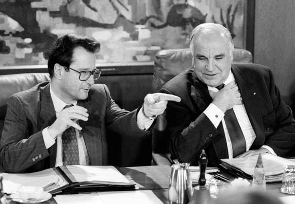 Archivbilder der Woche KW44 Bundesaussenminister Klaus KINKEL , FDP , und Bundeskanzler Helmut KOHL , CDU , bei einer Kabinettsitzung im November 1993 Klaus KINKEL , FDP , and Chancellor Helmut KOHL , CDU , during a cabinet meeting in November 1993 *** Federal Foreign Minister Klaus KINKEL , FDP , and Federal Chancellor Helmut KOHL , CDU , during a cabinet meeting in November 1993 Klaus KINKEL , FDP , and Chancellor Helmut KOHL , CDU , during a cabinet meeting in November 1993