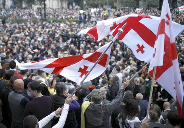 Bilder des Jahres 2020, News 11 November News Themen der Woche KW44 News Bilder des Tages TBILISI, GEORGIA - NOVEMBER 1, 2020: Supporters of Georgian opposition parties wave Georgian flags as they protest against the results of the 2020 Georgian parliamentary election outside the offices of the Georgian Parliament in Rustaveli Avenue. With votes from 97% of polling stations counted, the ruling Georgian Dream-Democratic Georgia Party has won 48% of the vote. David Mdzinarishvili TASS  TS0ECD4F