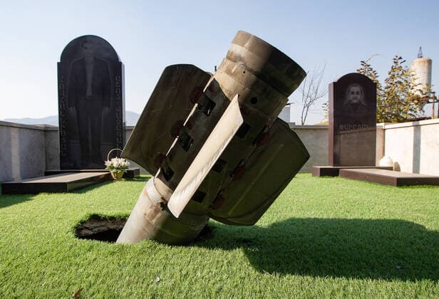 Bilder des Jahres 2020, News 11 November News Themen der Woche KW44 News Bilder des Tages STEPANAKERT, NAGORNO-KARABAKH - NOVEMBER 1, 2020: A rocket fragment sticks out from a grave. The fighting between Armenia and Azerbaijan over Nagorno-Karabakh resumed in late September with both countries accusing each other of provocation, declaring martial law, and mobilising their armed forces. Stanislav Krasilnikov TASS  TS0ECD7F