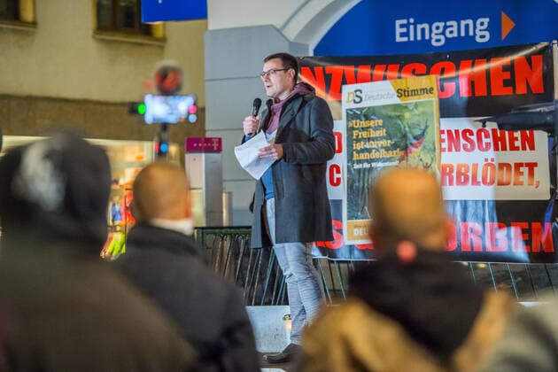2020.11.01 Altmarkt Aue - Demo gegen Corona-Maßnahmen in Aue - Unter dem Motto Vernunft statt Hysterie fand am Sonntag, dem 1. November 2020 ab 17 Uhr, eine Demonstration auf dem Altmarkt Aue statt. Organisiert wurde diese von Stefan Hartung (s. Foto), NPD-Stadtrat der Großen Kreisstadt Aue-Bad Schlema und NPD-Kreisrat im Erzgebirgskreis. Laut eigenen Schätzungen waren rund 500 Demonstranten zu der Kundgebung erschienen. *** 2020 11 01 Altmarkt Aue Demo against Corona Measures in Aue Under the motto Reason instead of hysteria a demonstration took place on Sunday, November 1, 2020 at 5 pm on the Altmarkt Aue Organized by Stefan Hartung s photo, NPD city councillor of the district town Aue Bad Schlema and NPD councillor in the Erzgebirgs