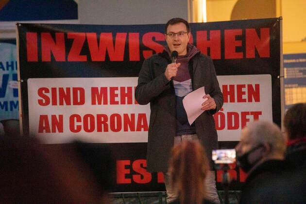 201101 Demo. Der Lock Down in Deutschland beginnt in einigen Stunden. Das hinderte über 500 Menschen nicht daran sich gegen die Coronamaßnahmen zu versammeln. Stefan Hartung von der AfD rief am 30. Oktober auf Facebook dazu auf gegen die Coronamaßnahmen zu demonstrieren. Viele Menschen aus Aue und Bad Schlema folgten den Aufruf. 17 Uhr begann die Versammlung Vernunft statt Histerie auf dem Altmarkt in Aue. Am Anfang wurden die Auflagen vorgetragen, Ordner sollen den Mund-Nasen-Schutz kontrollieren, was jedoch nicht geschah. Dabei waren sogar Risikopatienten und ältere Menschen ignorant, setzten kein Mund-Nasen-Schutz auf. Die Polizei ist vor Ort und sichert die Versammlung ab. Aue Sachsen Deutschland *** 201101 Demo The Lock Down