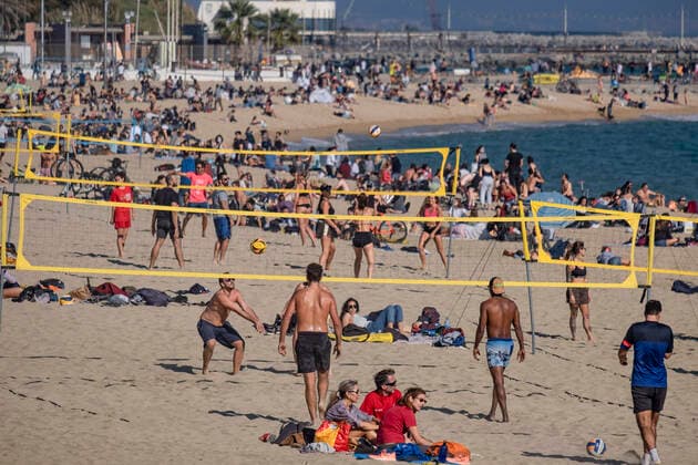 November 1, 2020, Barcelona, Spain: Two teams are seen playing volleyball on the beach..The second wave of Covid19 infections has caused perimeter confinements by municipalities and provinces in Catalonia. Public parks, museums and beach areas have been today the only open areas to spend free time. Despite this, the Barcelona Urban Guard has had to intervene to ban volleyball on the beaches. Only the practice of individual sport is authorized. Barcelona Spain - ZUMAs197 20201101_zaa_s197_059 Copyright: xPacoxFreirex