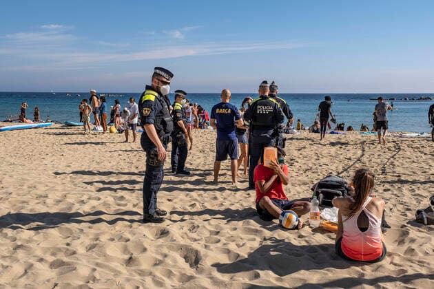 November 1, 2020, Barcelona, Spain: Agents of the Barcelona Urban Guard wearing face masks are seen on the beach to prohibit the practice of group sports such as volleyball..The second wave of Covid19 infections has caused perimeter confinements by municipalities and provinces in Catalonia. Public parks, museums and beach areas have been today the only open areas to spend free time. Despite this, the Barcelona Urban Guard has had to intervene to ban volleyball on the beaches. Only the practice of individual sport is authorized. Barcelona Spain - ZUMAs197 20201101_zaa_s197_048 Copyright: xPacoxFreirex