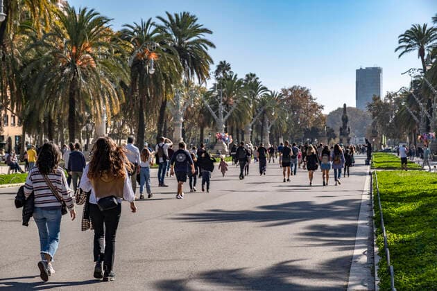 November 1, 2020, Barcelona, Spain: A large group of people walk along the Passeig dels Tilers of the Ciutadella park..The second wave of Covid19 infections has caused perimeter confinements by municipalities and provinces in Catalonia. Public parks, museums and beach areas have been today the only open areas to spend free time. Despite this, the Barcelona Urban Guard has had to intervene to ban volleyball on the beaches. Only the practice of individual sport is authorized. Barcelona Spain - ZUMAs197 20201101_zaa_s197_043 Copyright: xPacoxFreirex
