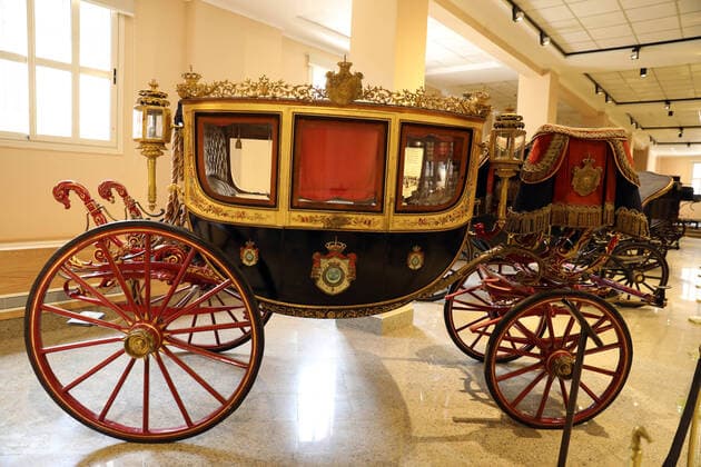 Bilder des Jahres 2020, Entertainment 11 November (201102) -- CAIRO, Nov. 2, 2020 -- Carriages are displayed in the Royal Carriages Museum in Cairo, Egypt, on Nov. 1, 2020. The Royal Carriages Museum in Cairo reopened to visitors on Oct. 31, 2020 after closure of nearly two decades. The museum houses royal carriages and horse guards accessories of Mohamed Ali dynasty, many of which were exquisite foreign presents to the royal family. The museum closed for restoration in 2001 but soon the project was halted. The restoration project was re-launched by the Egyptian government in 2017. ) EGYPT-CAIRO-ROYAL CARRIAGES MUSEUM-REOPEN AhmedxGomaa 