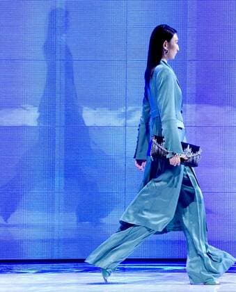 Bilder des Jahres 2020, Entertainment 11 November Bilder des Jahres 2020, Entertainment 10 Oktober Entertainment Themen der Woche KW44 Entertainment Bilder des Tages (201102) -- BEIJING, Nov. 2, 2020 -- A model presents a creation of NAERSI during the China Fashion Week in Beijing, capital of China, Nov. 1, 2020. ) CHINA-BEIJING-FASHION SHOW-NAERSI (CN) ChenxJianli 