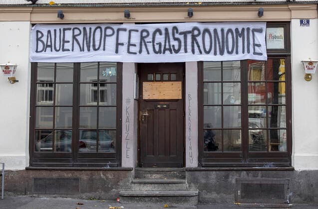 Wuerzburg, Innenstadt, City, 02 11 2020, Lockdown Light in Germany Bild Gastronomie Betriebe complain with a banner Bauernopfer Gastronomie Copyright: HMBxMedia xHeikoxBecker