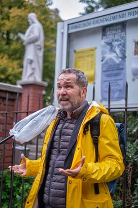 Rettet das Colosseum Deutschland, Berlin, 15.10.2020, Ausstellungseröffnung der Initiative Rettet das Colosseum am Zaun der Gethsemanekirche, Bezirksbürgermeister Pankow, Sören Benn (Die Linke), Â *** Rettet das Colosseum Deutschland, Berlin, 15 10 2020, exhibition opening of the initiative Rettet das Colosseum am Zaun der Gethsemanekirche, District Mayor Pankow, Sören Benn Die Linke , Â