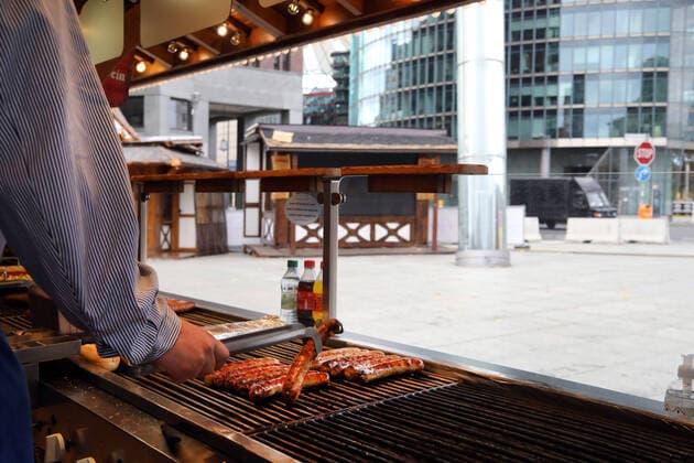 02 11 2020, Berlin Germany The city in lockdown At Potsdamer Platz is dead, sausages sizzle lonely on the grill