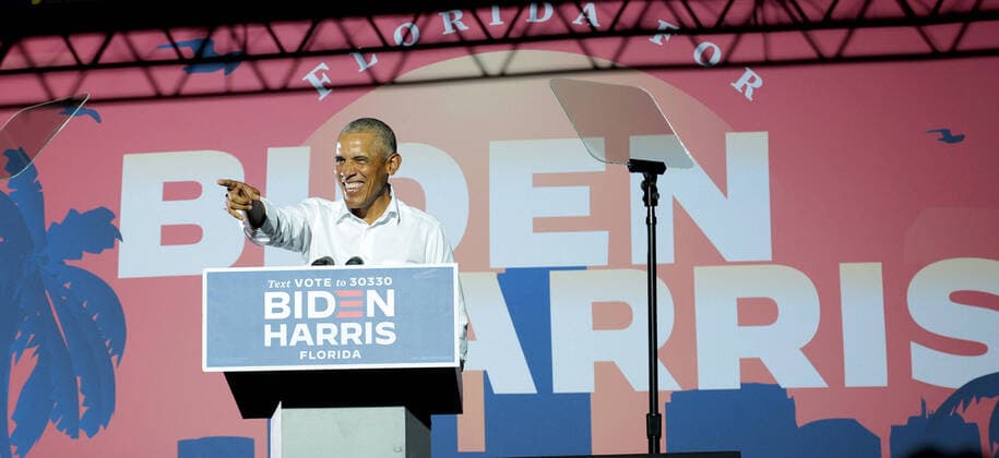 Bilder des Jahres 2020, News 11 November News Themen der Woche KW45 News Bilder des Tages Former President Obama arrives on stage at the Election Eve Close-Out drive-in rally campaigning for Biden for President at Florida International University, Modesto Maidique Campus, Miami, Florida on Monday, November 2, 2020.This is the last day of candidate campaigning before election day on November 3, 2020.  MIA20201102131 GARYxIxROTHSTEIN
