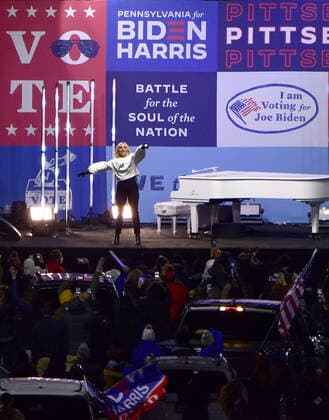 Bilder des Jahres 2020, Entertainment 11 November Entertainment Themen der Woche KW45 News Bilder des Tages Lady Gaga performs in support of Vice President Joe Biden at the drive-in rally in the parking lots of Heinz Field in Pittsburgh on Monday, November 2, 2020, the night before the election.  PIT2020110202 ARCHIExCARPENTER