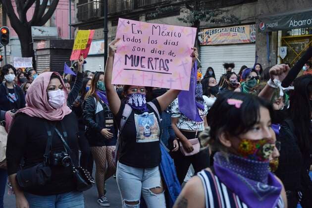 MEXICO CITY, MEXICO - NOVEMBER 2: A woman dressed as Catrina takes part during a march to commemorate victims of femicide, in protest against violence-gender during the Mexico Day of the Dead. Mexico is one of the countries in the world with the highest rate of gender violence, in 2020 there have been new 489 femicides on November 2, 2020 in Mexico City, Mexico. Credit: Carlos Tischler Eyepix Group The Photo Access MEX - 2020 - Day Of The Dead Protest Against Gender Violence in Mexico City  Copyright: xCarlosxTischlerx
