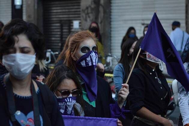 MEXICO CITY, MEXICO - NOVEMBER 2: A woman dressed as Catrina takes part during a march to commemorate victims of femicide, in protest against violence-gender during the Mexico Day of the Dead. Mexico is one of the countries in the world with the highest rate of gender violence, in 2020 there have been new 489 femicides on November 2, 2020 in Mexico City, Mexico. Credit: Carlos Tischler Eyepix Group The Photo Access MEX - 2020 - Day Of The Dead Protest Against Gender Violence in Mexico City  Copyright: xCarlosxTischlerx