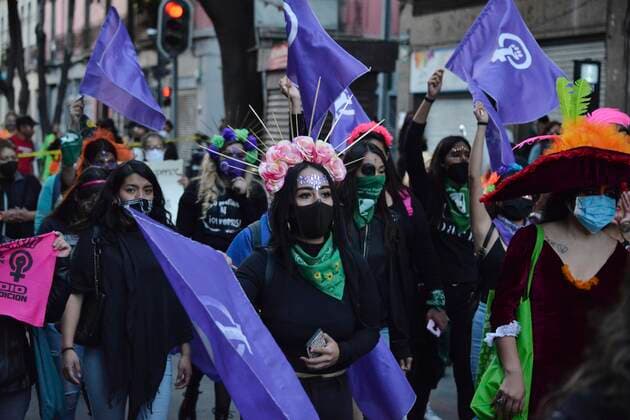 MEXICO CITY, MEXICO - NOVEMBER 2: A woman dressed as Catrina takes part during a march to commemorate victims of femicide, in protest against violence-gender during the Mexico Day of the Dead. Mexico is one of the countries in the world with the highest rate of gender violence, in 2020 there have been new 489 femicides on November 2, 2020 in Mexico City, Mexico. Credit: Carlos Tischler Eyepix Group The Photo Access MEX - 2020 - Day Of The Dead Protest Against Gender Violence in Mexico City  Copyright: xCarlosxTischlerx
