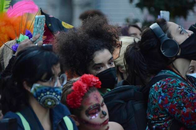 MEXICO CITY, MEXICO - NOVEMBER 2: A woman dressed as Catrina takes part during a march to commemorate victims of femicide, in protest against violence-gender during the Mexico Day of the Dead. Mexico is one of the countries in the world with the highest rate of gender violence, in 2020 there have been new 489 femicides on November 2, 2020 in Mexico City, Mexico. Credit: Carlos Tischler Eyepix Group The Photo Access MEX - 2020 - Day Of The Dead Protest Against Gender Violence in Mexico City  Copyright: xCarlosxTischlerx
