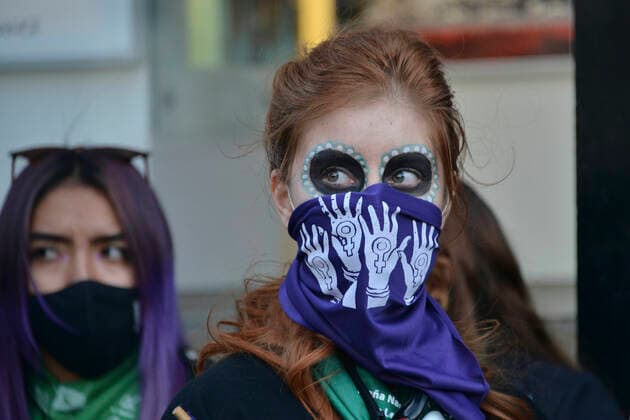 MEXICO CITY, MEXICO - NOVEMBER 2: A woman dressed as Catrina takes part during a march to commemorate victims of femicide, in protest against violence-gender during the Mexico Day of the Dead. Mexico is one of the countries in the world with the highest rate of gender violence, in 2020 there have been new 489 femicides on November 2, 2020 in Mexico City, Mexico. Credit: Carlos Tischler Eyepix Group The Photo Access MEX - 2020 - Day Of The Dead Protest Against Gender Violence in Mexico City  Copyright: xCarlosxTischlerx