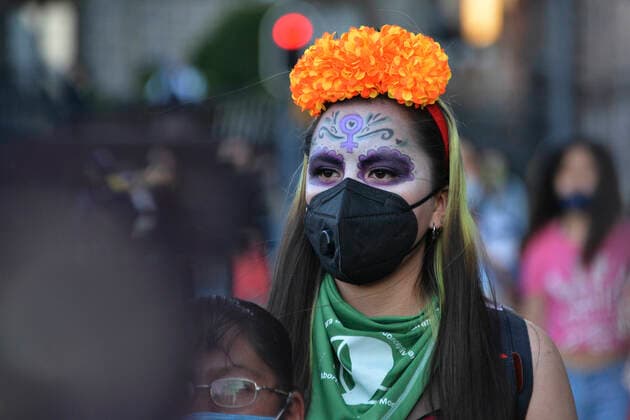 MEXICO CITY, MEXICO - NOVEMBER 2: A woman dressed as Catrina takes part during a march to commemorate victims of femicide, in protest against violence-gender during the Mexico Day of the Dead. Mexico is one of the countries in the world with the highest rate of gender violence, in 2020 there have been new 489 femicides on November 2, 2020 in Mexico City, Mexico. Credit: Carlos Tischler Eyepix Group The Photo Access MEX - 2020 - Day Of The Dead Protest Against Gender Violence in Mexico City  Copyright: xCarlosxTischlerx